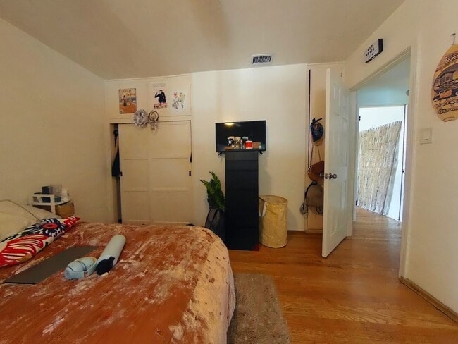 Building Photo - 4 Bedroom w/ POOL and Huge yard!