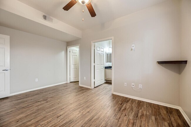 Building Photo - STUNNINGLY UPGRADED 2 Bedroom Condo In SPA...