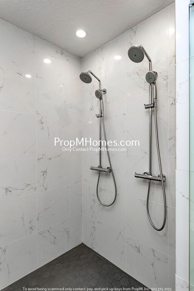 Building Photo - Updated Three Bedroom Gem in Lake Oswego!