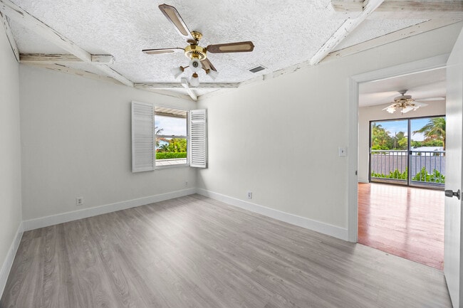 Building Photo - 1828 N Palmway