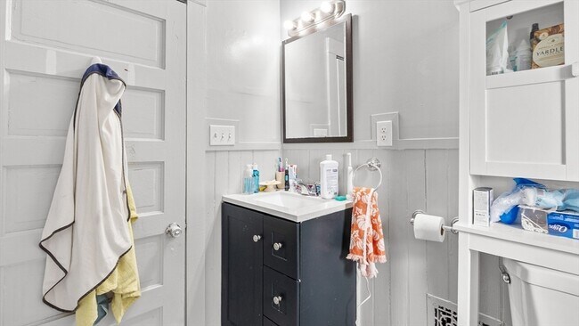 Building Photo - 6 Crescent St