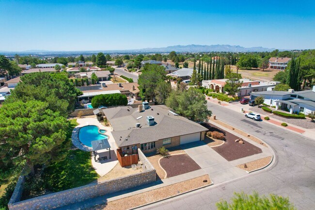 Building Photo - Stunning eastside rental in highly desirable area!