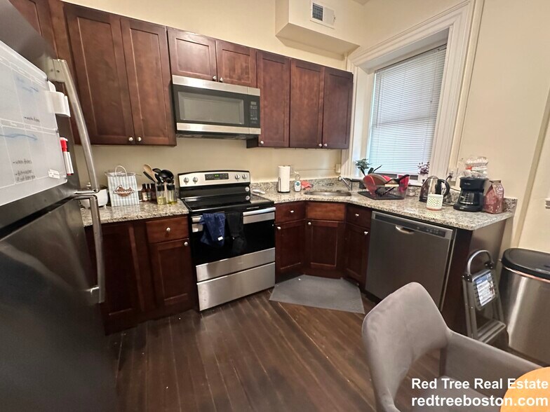 Building Photo - 1463 Beacon St