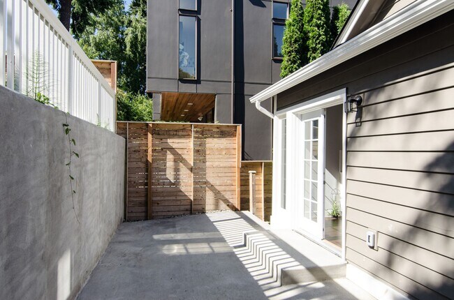 Building Photo - 4Bd/3.5Ba Seattle Home