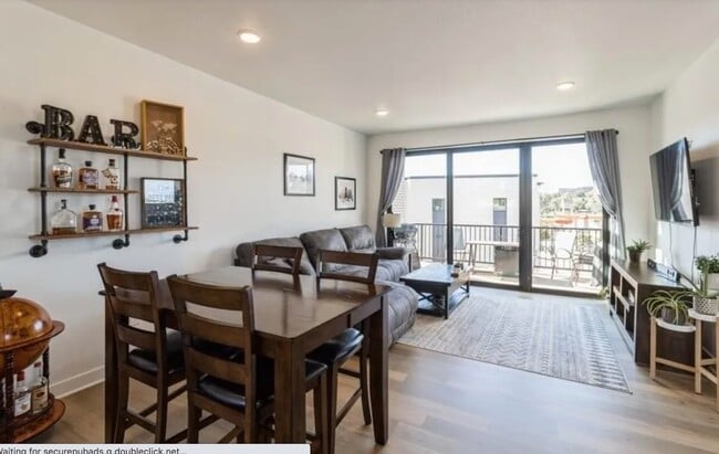 Building Photo - 1393 Keosauqua Way