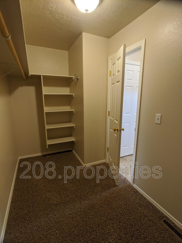 Building Photo - 611 N Kayden Way