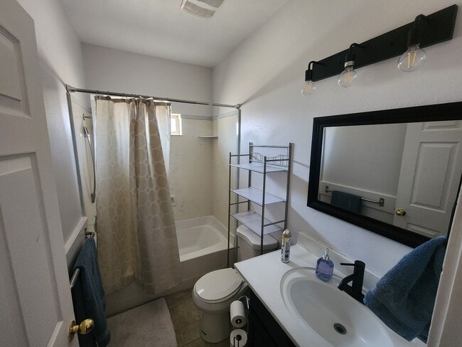 Building Photo - *utilities included* 3 bed 2 bath house in...