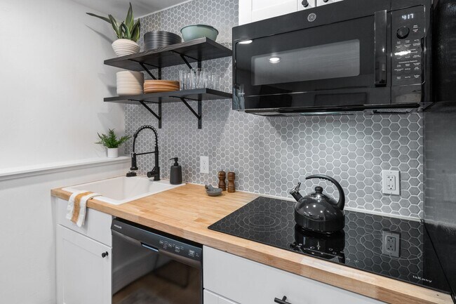 Building Photo - Stylish & Turnkey Furnished 2-BR Daylight ...