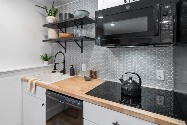 Building Photo - Stylish & Turnkey Furnished 2-BR Daylight Basement Apartment – Utilities + Wi-Fi Included