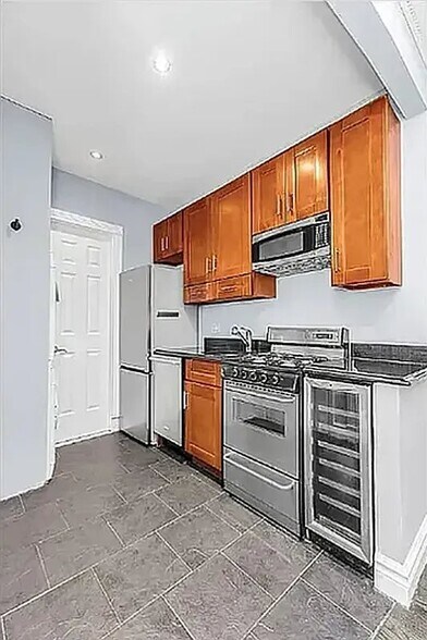 Building Photo - 722 10th Ave