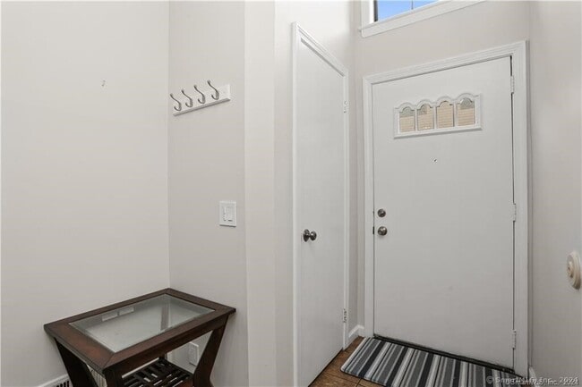 Building Photo - 237 Strawberry Hill Ave