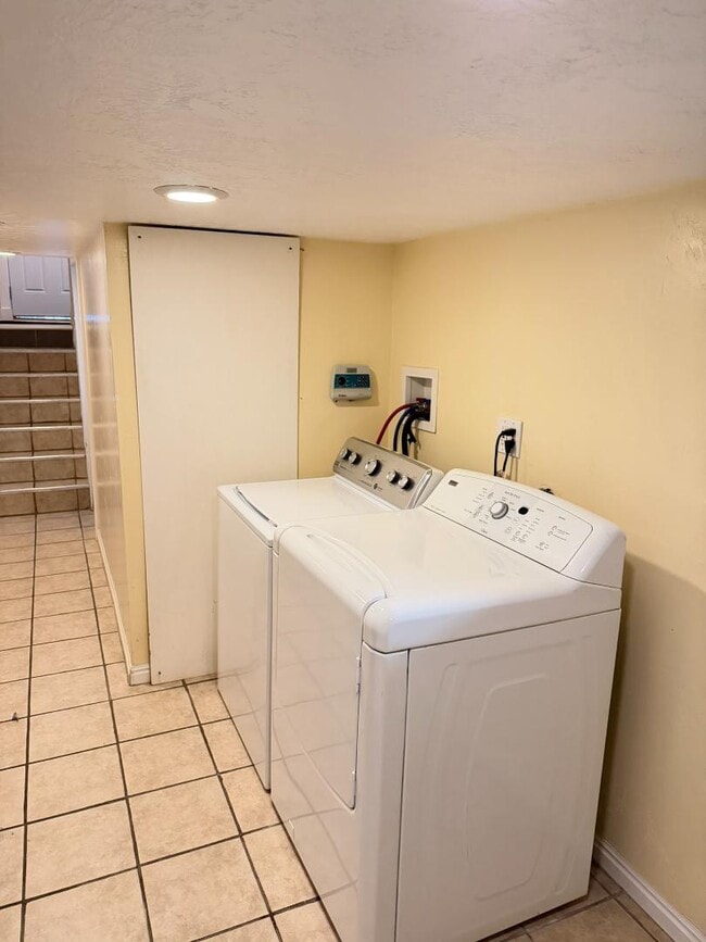 Building Photo - 565 Hollywood Ave