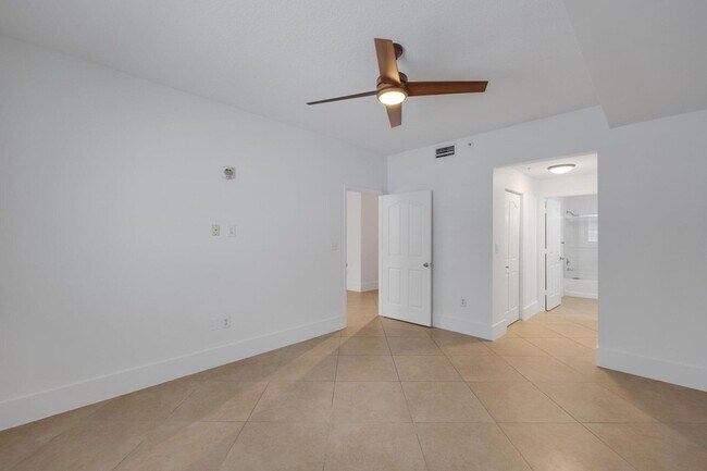 Building Photo - 250 NE 3rd Ave