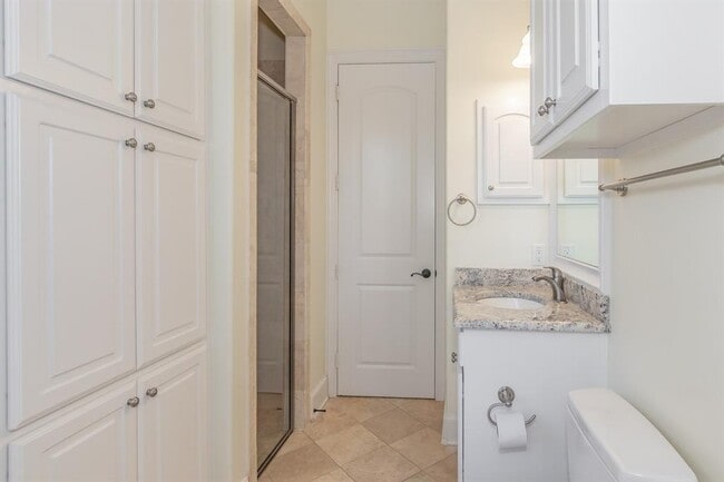 Building Photo - 1004 Drake Dr