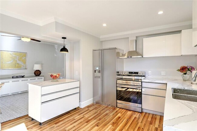 Building Photo - 13 Rhode Island Ave