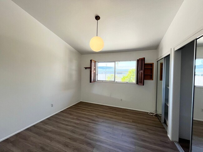 Building Photo - Charming 4 bedroom house with extra living...