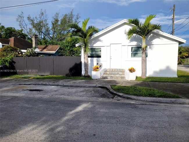 Building Photo - 5720 NE Miami Pl