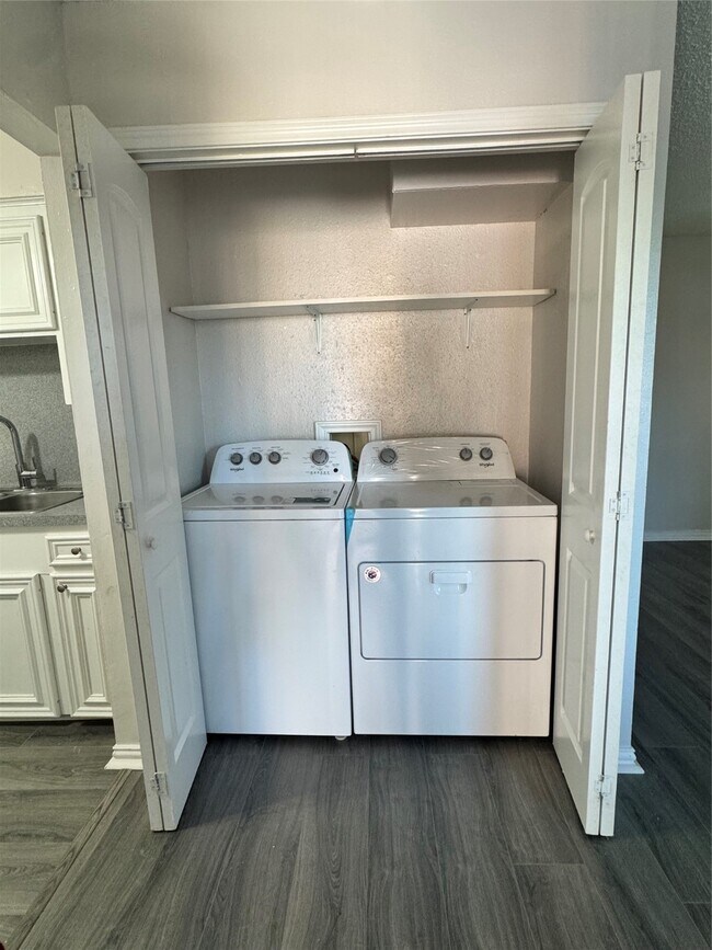 Building Photo - 107 E Willowick Ave