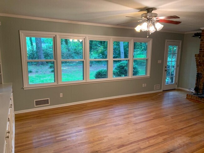 Building Photo - 350 Hollyberry Dr