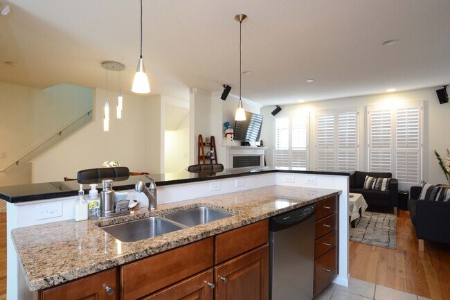Building Photo - 2-Bed, 3-Bath Townhouse in a Great Location!