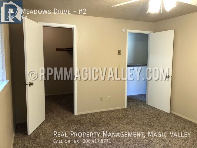 Building Photo - 747 Meadows Dr
