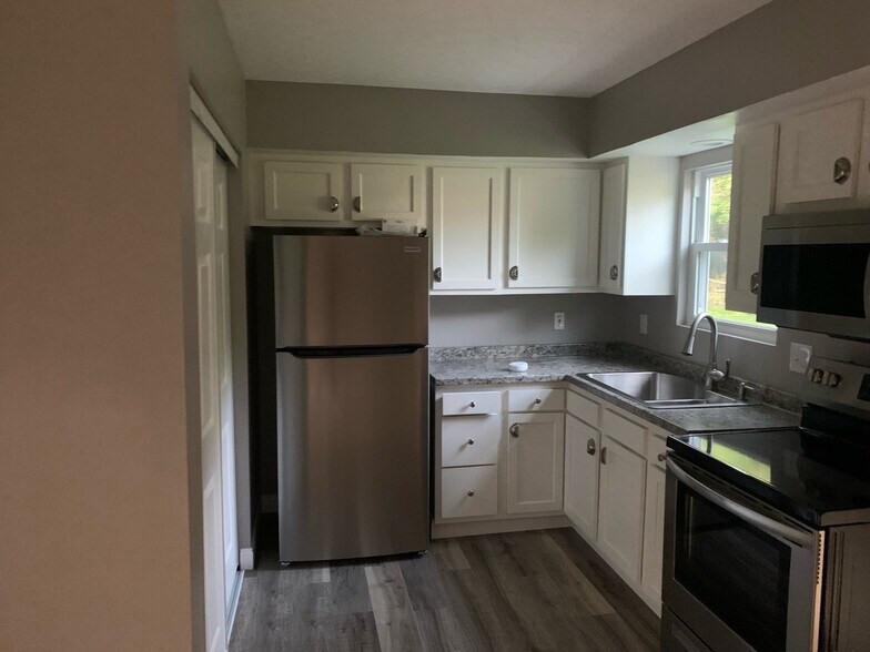 Primary Photo - 403 Railroad St