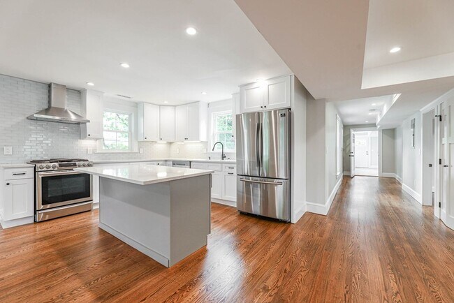 Building Photo - Modern 4bed 3 Bath with 3 parking