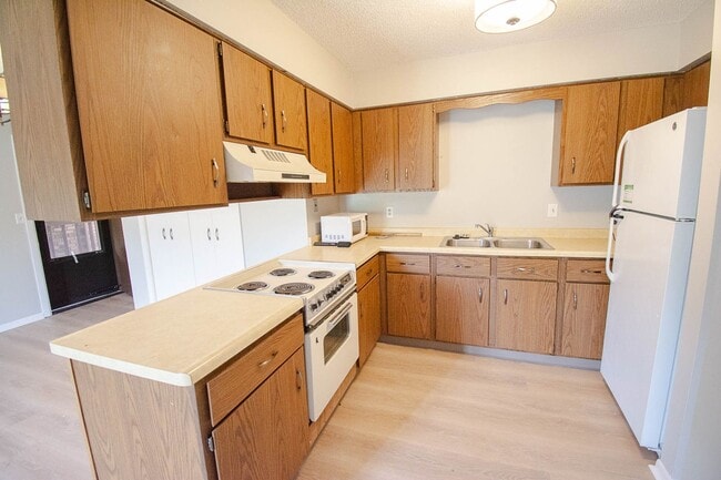 Building Photo - Nicely updated 2br condo in excellent NE location!