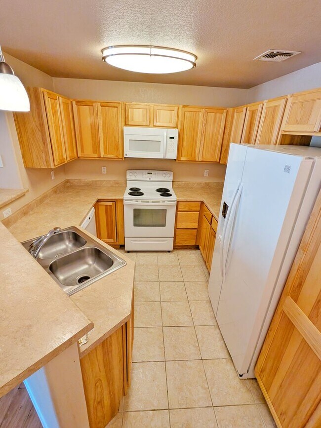 Building Photo - 2 Bedroom 2 Bath 2 Car Garage Condo in Braodmore Area