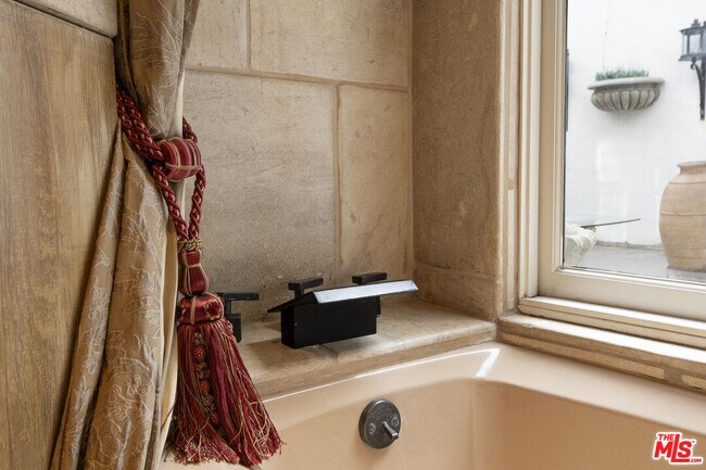 Building Photo - 1407 N Beverly Dr