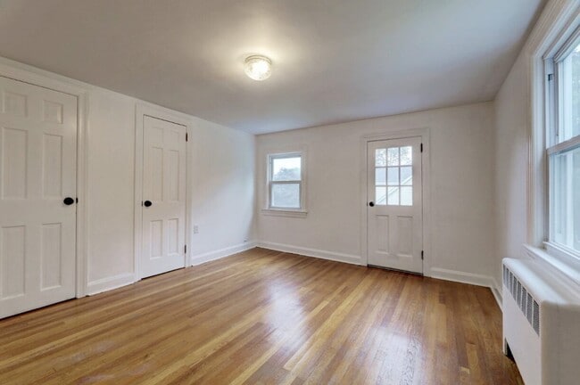 Building Photo - 126 E Crescent Ave