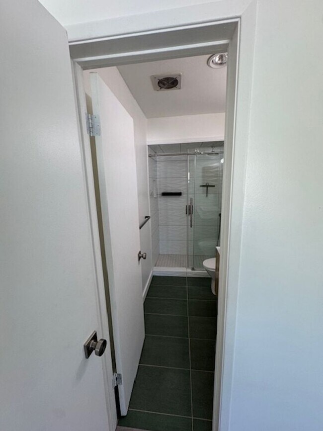Building Photo - Modern Alamitos Beach 2 bedroom Condo plus...