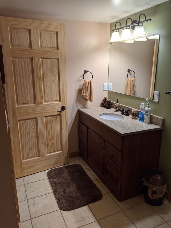 Building Photo - Amazing 4 Bedroom 2 Bathroom House with Garage!