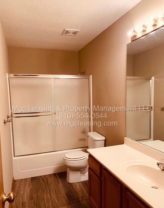 Building Photo - 200-202 NW Parker Dr