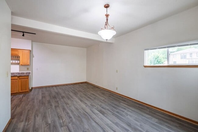 Building Photo - 902 Avon St