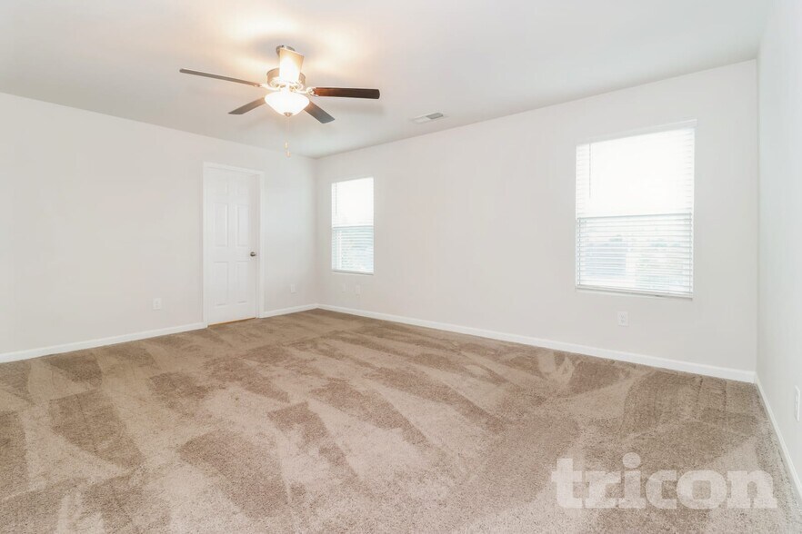 Building Photo - 2977 McKenzie Dr