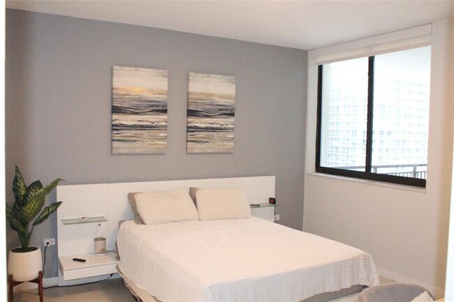 Building Photo - 999 SW 1st Ave