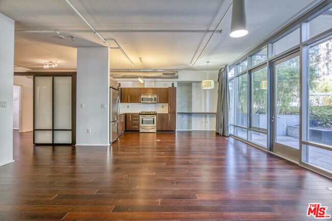 Primary Photo - 1100 S Hope St