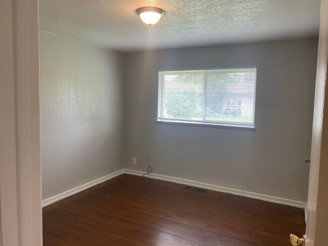 Building Photo - Move In Special offered 1 bedroom with 1 bath