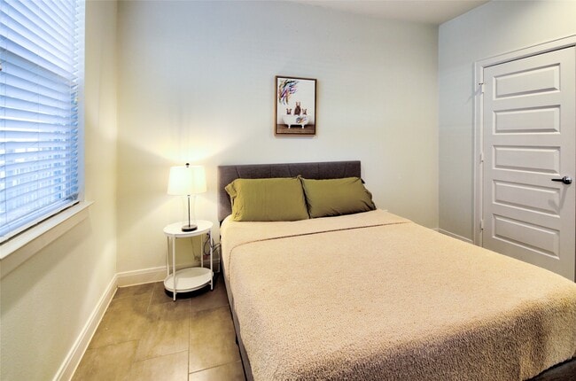 Building Photo - 1909 Maury St