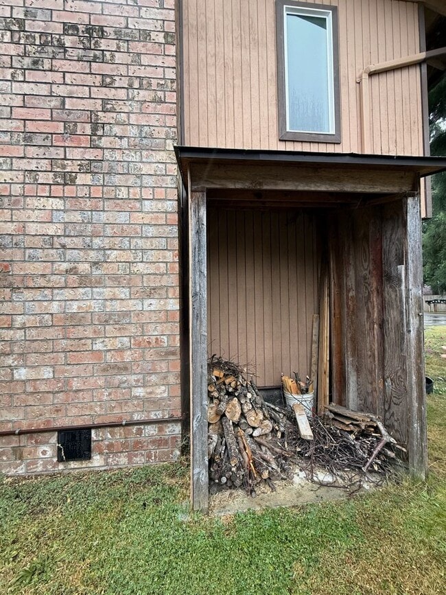 Building Photo - Gorgeous 4 bedroom home on corner lot in B...
