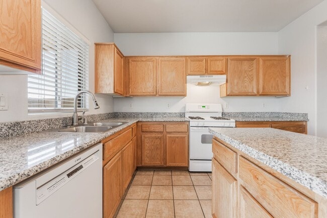Building Photo - You're going to love this 4 bedroom 2.5 bath! Looks and Feels Brand New!