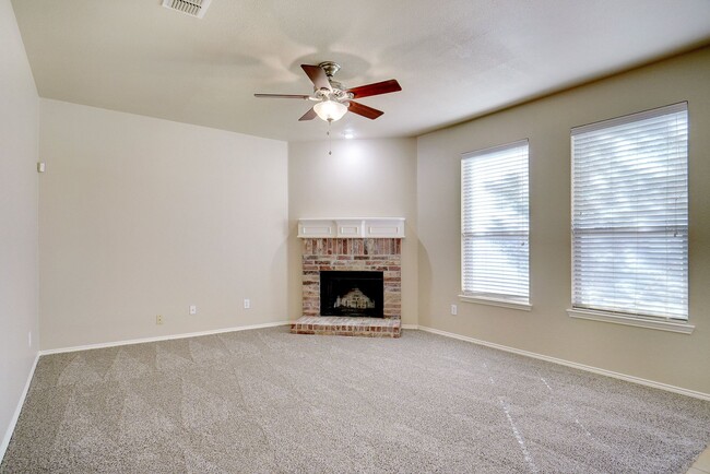 Building Photo - Spacious 3-2-2 Home in Lake Pointe across from Boswell High School!