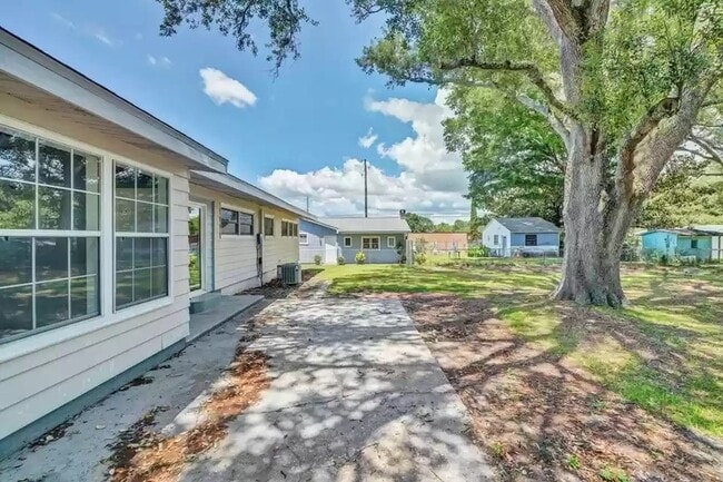 Building Photo - 360 Chicago Ave