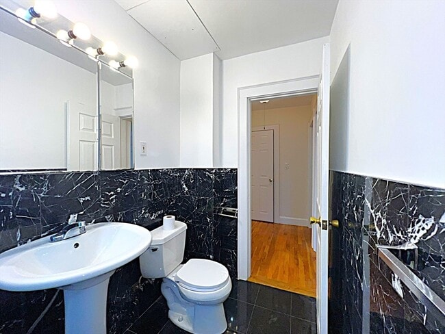 Building Photo - 6 Oxford Ave