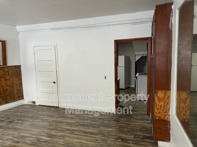 Building Photo - 6 E Church St