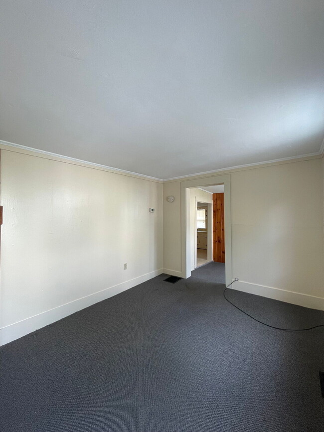 Building Photo - Charming 2 bed, 1 bath - Amesbury, MA! AVA...