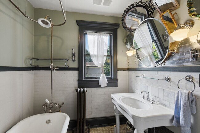 Building Photo - 5Bd/2.5Ba Everett Home