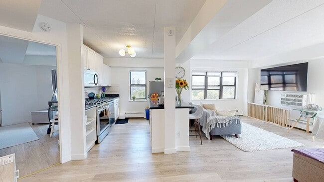 Primary Photo - 300 W 110th St