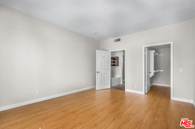 Building Photo - 117 S Clark Dr